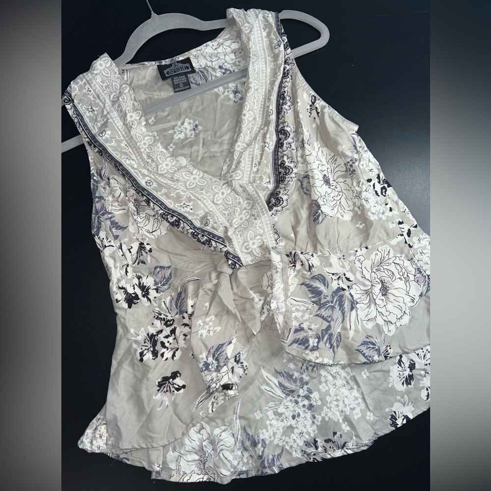 Angie Floral Front knot Hi Low Peplum style crop top size Small EUC